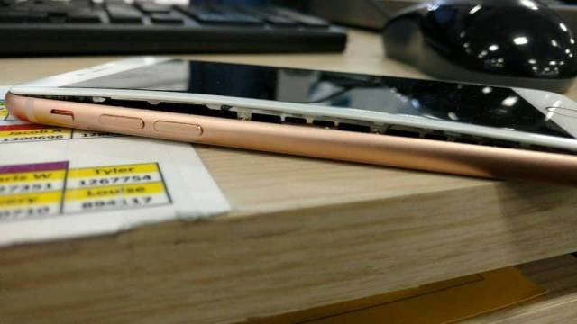 IPhone 8 battery swelling - 1