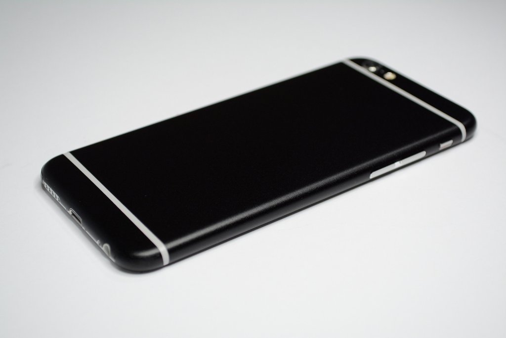 What kind of paint can I use to make the back of my iPhone black - 1