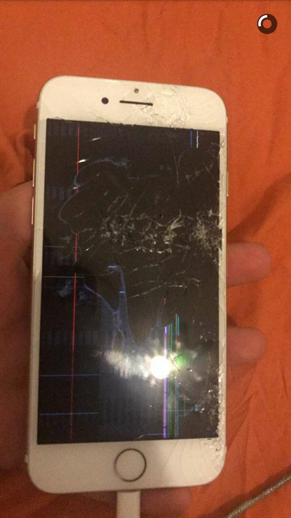 What are the risks of buying an iPhone 7 with a broken screen