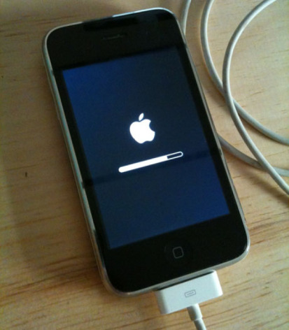 IPhone 4s stuck on the apple boot logo